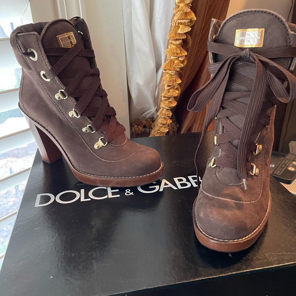 NIB Dolce & Gabbana Brown Suede Stacked Heel Boots